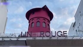 VIDEO Incident straniu la Moulin Rouge! Morișca de vânt de pe clădirea legendarului cabaret a căzut pe trotuar
